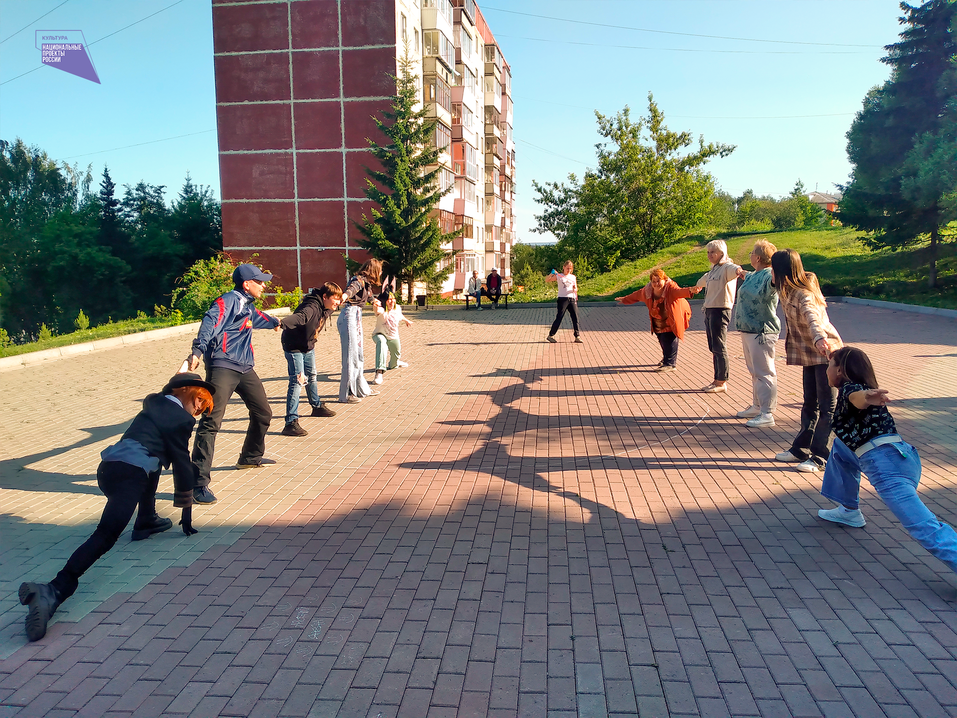 Позитивные дни не пропусти, с хороводами да танцами их проводи!