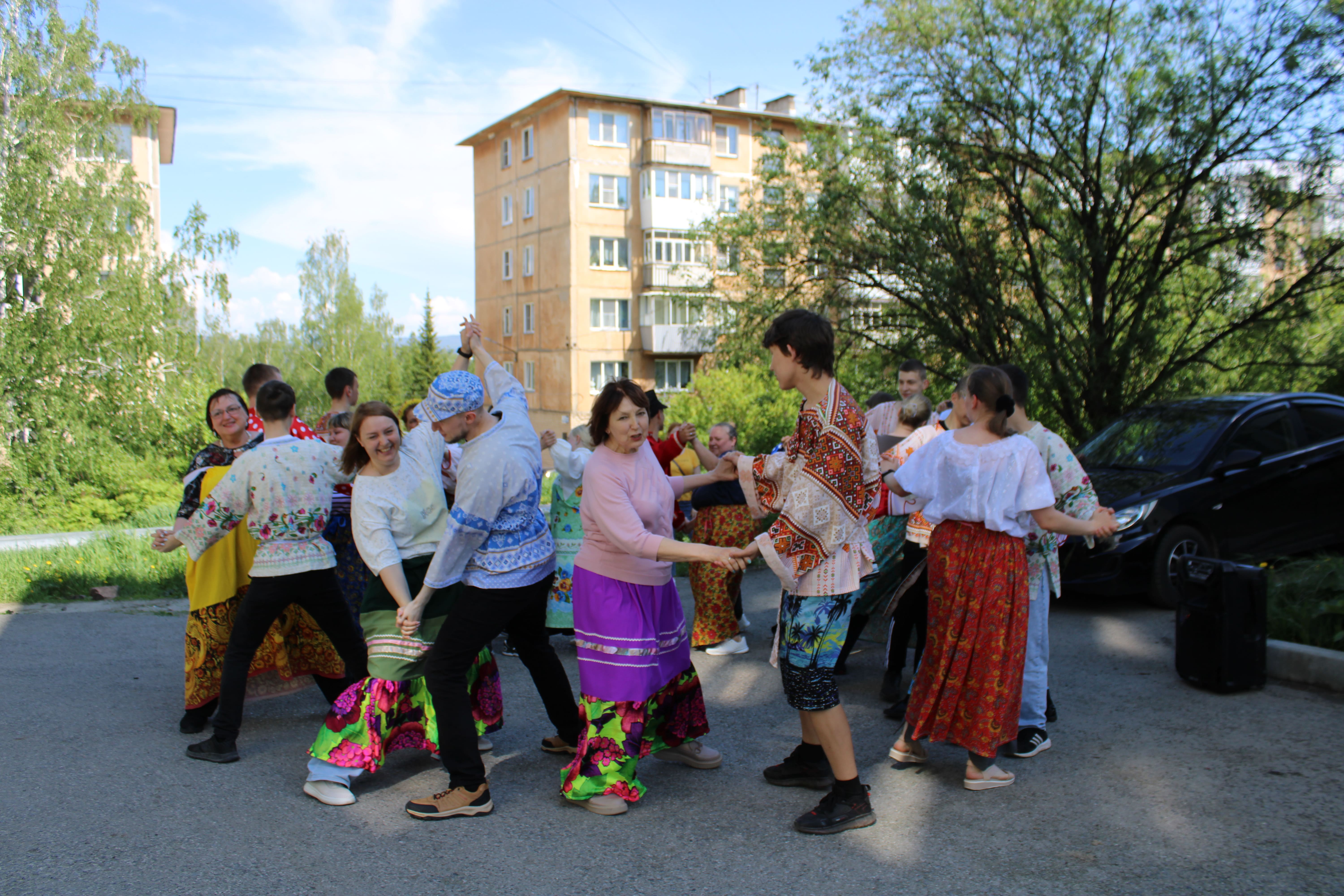 Закружился хоровод – рад и счастлив весь народ!