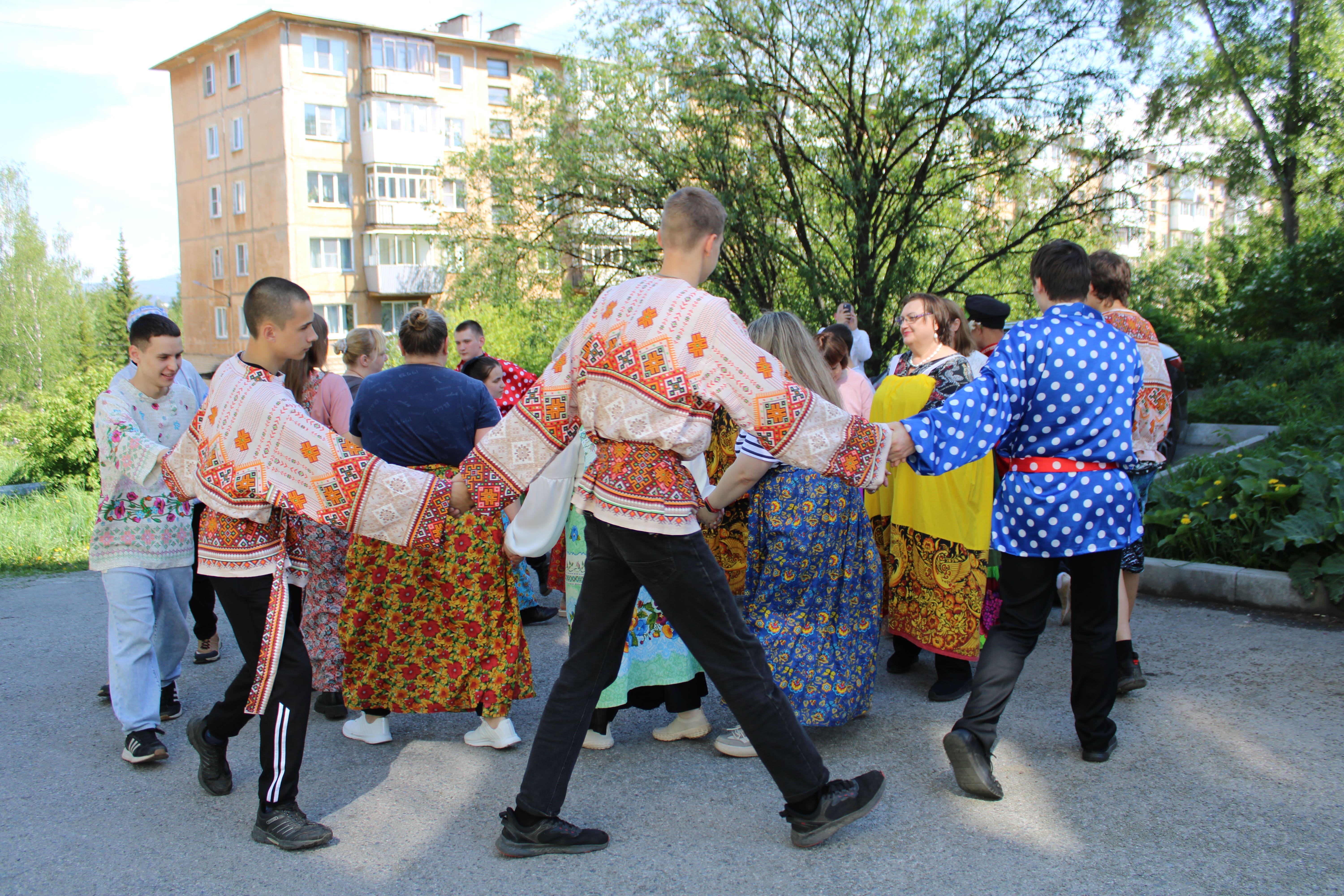 Закружился хоровод – рад и счастлив весь народ!