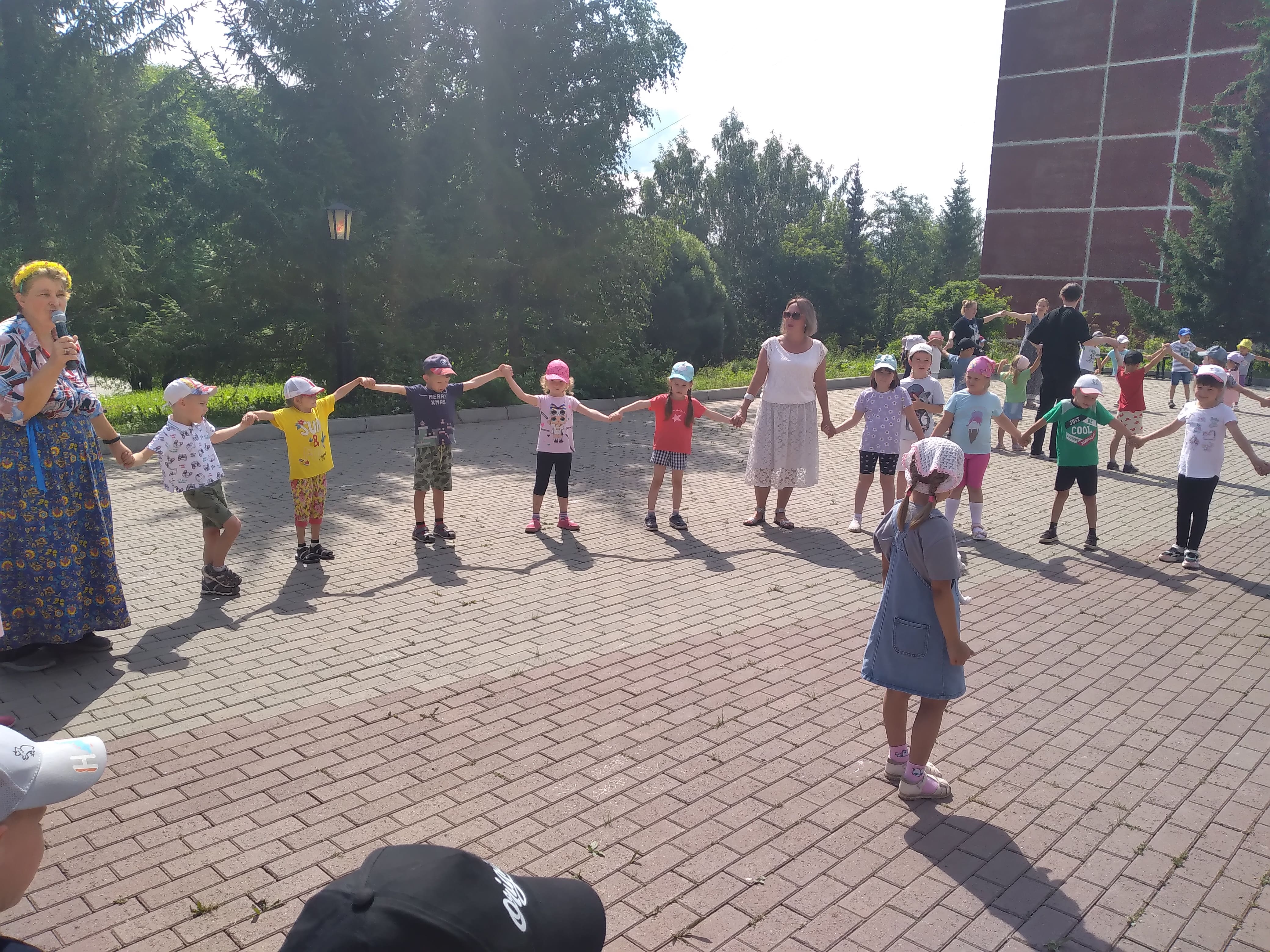 «Златоустовский народ, вставай в семейный хоровод!»