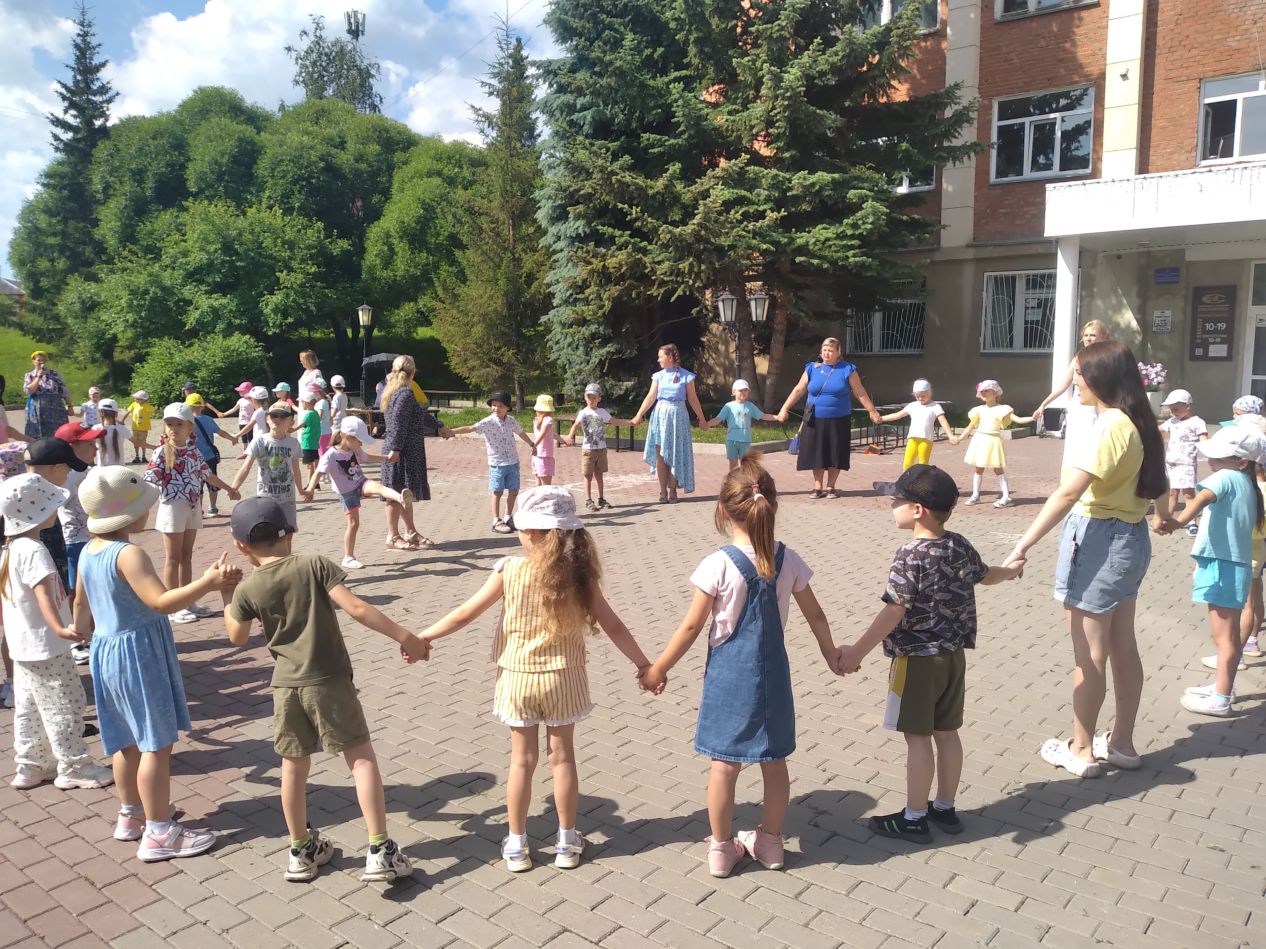 «Златоустовский народ, вставай в семейный хоровод!»